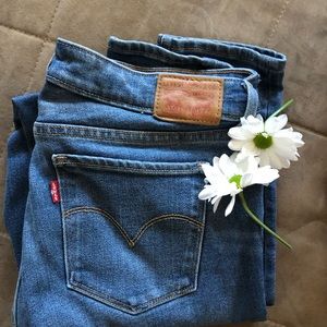 Stretchy Levi’s 711 skinny